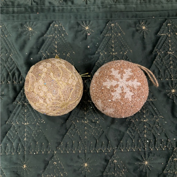 ✨🎄✨Elegant Holiday Sparkle Ornaments✨ - Picture 1 of 10